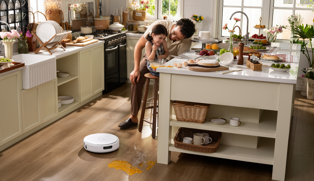 Nettoyage d'un sol de cuisine à l'eau chaude à 60 °C