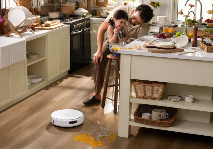 Nettoyage d'un sol de cuisine à l'eau chaude à 60 °C